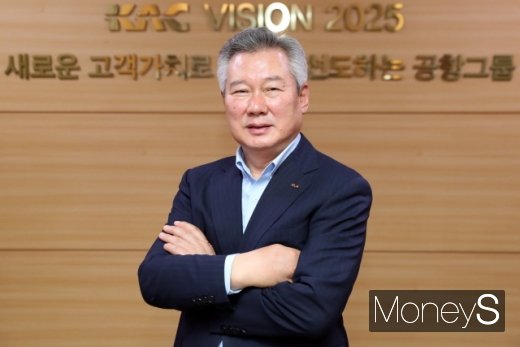 포즈를 취하는 손창완 한국공항공사 사장. /사진=머니투데이 이기범 기자