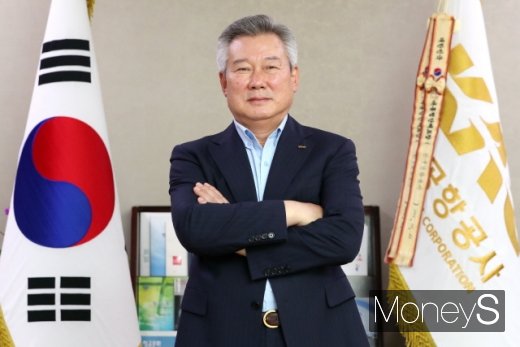 포즈를 취하는 손창완 한국공항공사 사장. /사진=머니투데이 이기범 기자
