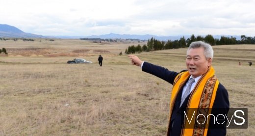 지난달 1일 페루 친체로국제공항 예정지에서 손창완 한국공항공사 사장이 활주로 방향 등 부지설명을 하고 있다. /사진제공=한국공항공사