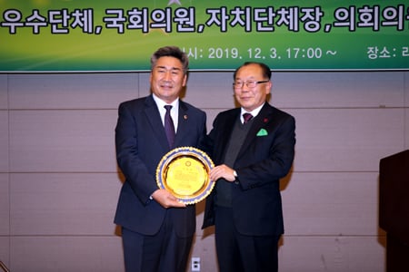 김성일 전남도의원(사진 왼쪽)이 호남유권자연합이 뽑은 '2019 최우수 광역의회 의원' 으로 선정 됐다. /사진제공=전남도의회