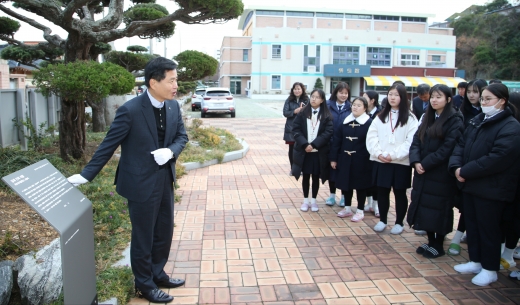 장석웅 전남도육감이 목포여중에서 일제잔재 석물표지판에 대해 학생들에 설명하고 있다./사진제공=도 교육청
