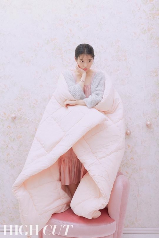 [★화보] 아이유, 크리스마스 홈파티 콘셉트 스타일… 