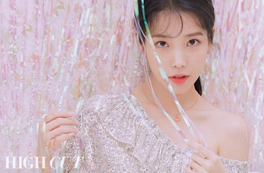 [★화보] 아이유, 크리스마스 홈파티 콘셉트 스타일… 