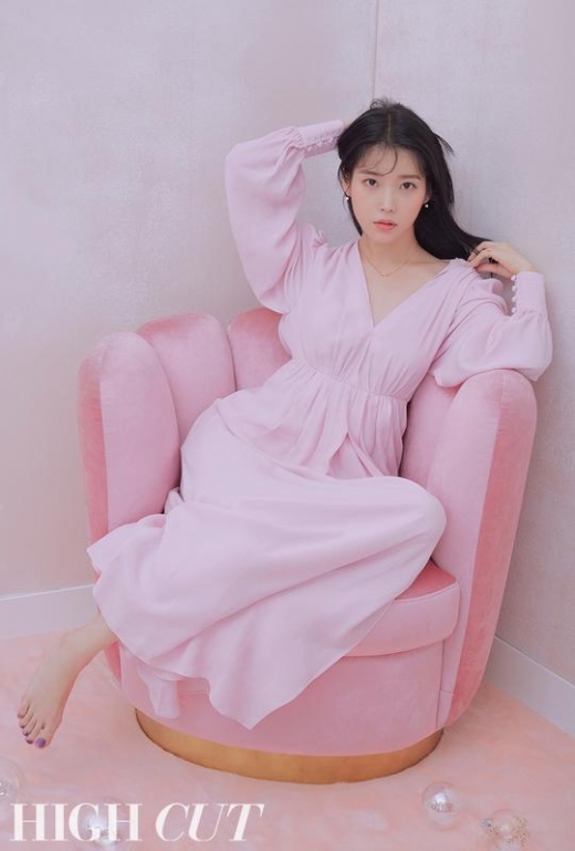 [★화보] 아이유, 크리스마스 홈파티 콘셉트 스타일… 
