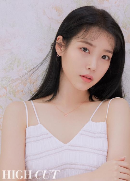 [★화보] 아이유, 크리스마스 홈파티 콘셉트 스타일… 