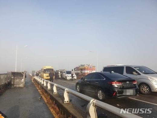 4일 오전 경기 화성시 장안면 장안대교에서 10중 추돌사고가 나 차량들이 멈춰있다. /사진=뉴시스(경기도소방재난본부 제공)