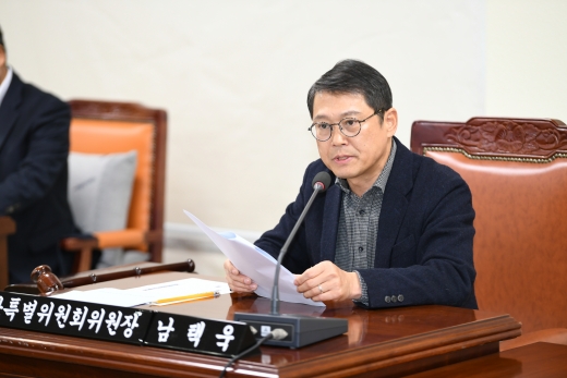 2020 경남도의회 교육청 소관 예결위원장에 선출된 더불어민주당 남택욱(창원·4) 의원. &copy;경남도의회 제공.