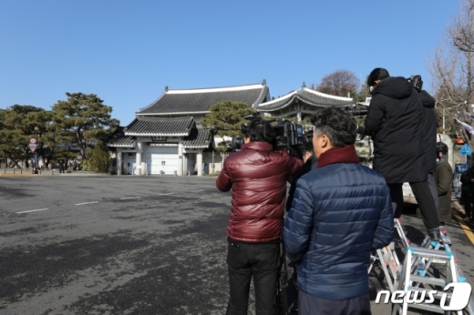 유재수 전 부산시 부시장의 청와대 감찰 무마 의혹을 수사하는 검찰이 4일 청와대를 압수수색한 가운데 취재진들이 청와대 춘추관 앞에서 대기하고 있다. /사진=뉴스1