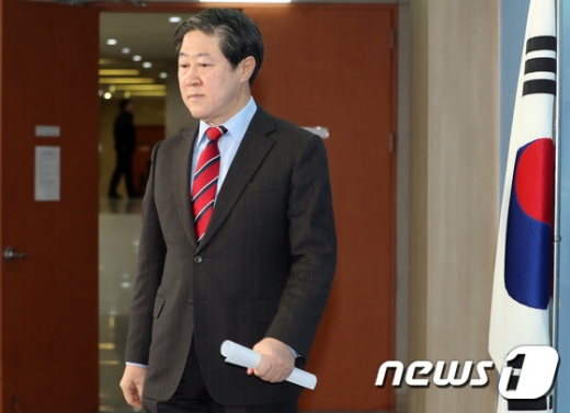 유기준 자유한국당 의원이 4일 원내대표 출마선언을 위해 서울 여의도 국회 정론관으로 입장하고 있다. /사진=뉴스1