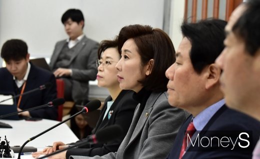 나경원 자유한국당 대표(오른쪽 세번째). /사진=임한별 기자