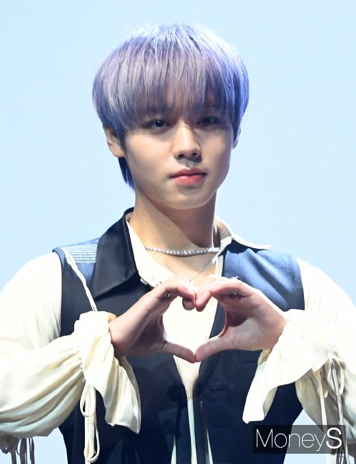 [머니S포토] 박지훈 '하트 발사'