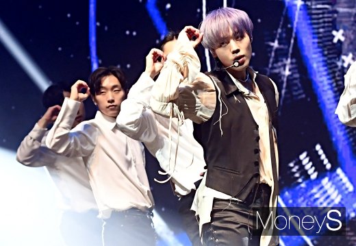 [머니S포토] 박지훈 '메이 셀레게 하는 눈빛'