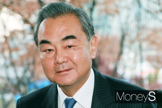 [머니S포토] 입가에 미소 머금은 왕이 중국 외교부장