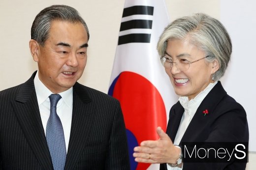[머니S포토] 대화 나누는 강경화 장관과 왕이 부장