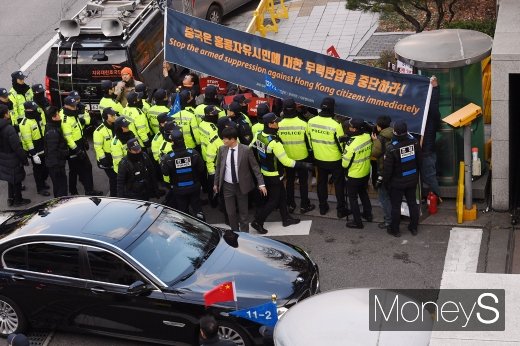 [머니S포토] 외교부 들어서는 왕이 부장 앞 홍콩탄압 규탄 집회
