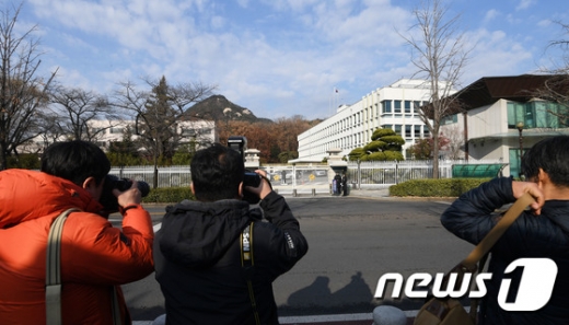 검찰이 4일 청와대를 압수수색한 가운데 청와대 연풍문 앞에서 취재진들이 압수수색 물품 반출을 기다리고 있다. /사진=뉴스1