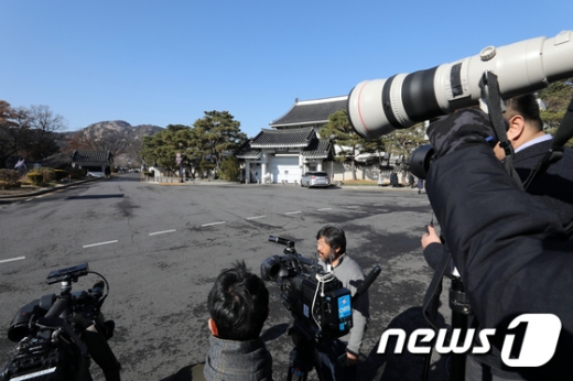 검찰이 청와대 대통령비서실을 전격 압수수색한 4일 취재진이 청와대 춘추관 앞에서 대기하고 있다. /사진=뉴스1
