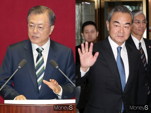 문재인 대통령(왼쪽)과 왕이 중국 외교담당 국무위원 겸 외교부장. /사진=국회사진취재단, 임한별 기자   