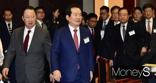 [머니S포토] '한중 기업인 및 전직 정부 고위인사 대화' 참석한 정세균-박용만
