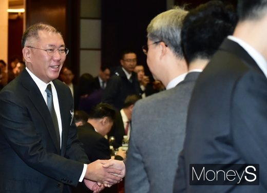 [머니S포토] 악수 나누는 정의선 현대차 부회장