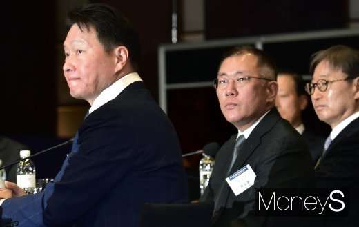 [머니S포토] 한-중 기업인 고위인사 대화, 한자리에 모인 4대그룹 오너들