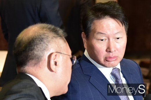 [머니S포토]  '한중 기업인 및 전직 정부 고위인사 대화'에 참석한 최태원-정의선