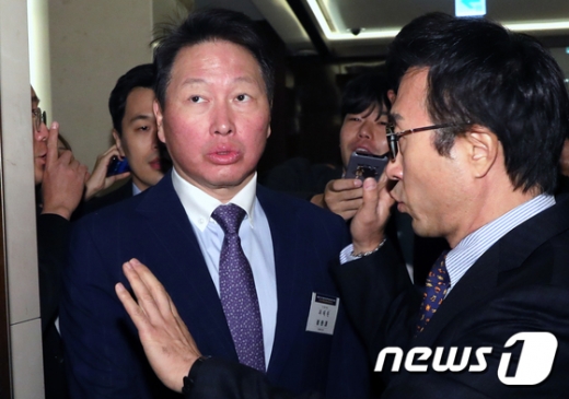 최태원 SK 회장이 5일 서울 웨스틴조선호텔에서 열린 한중 고위급 기업인 대화에 참석하고 있다. /사진=뉴스1