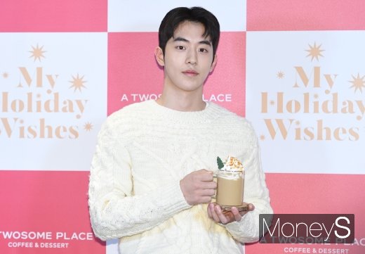 [머니S포토] 남주혁 '커피를 든 남자~'
