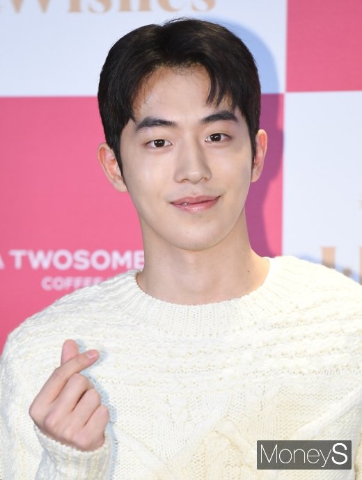 [머니S포토] 남주혁 '심쿵 유발 하트'