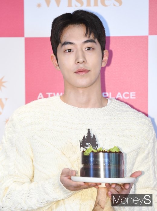 [머니S포토] 남주혁 '달콤한 케이크 맛보세요'