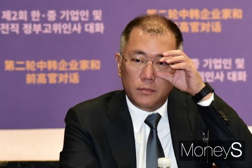 [머니S포토] 안경 고쳐쓰는 정의선 현대차 수석 부회장