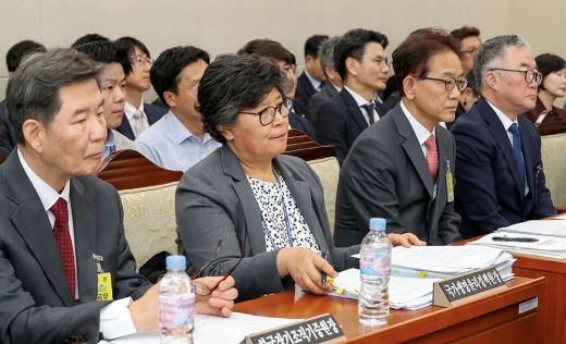 지난달 15일 조원현 한국장기조직기증원 원장(왼쪽)이 국정감사에서 의원들의 이야기를 경청하고 있다 / 사진=뉴시스 김명원 기자