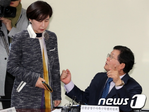 설훈 더불어민주당 검찰공정수사촉구특별위 위원장(오른쪽)이 5일 서울 여의도 국회에서 열린 특위에서 백혜련 의원과 대화를 나누고 있다. /사진=뉴스1