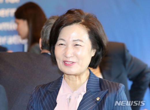 추미애 “20여 년 국회의원 활동, 사심으로 움직인 적 없어”(속보)