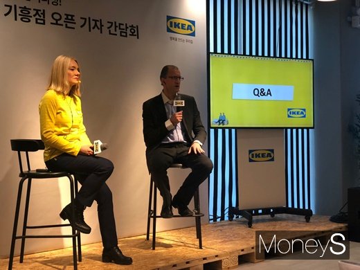 안예 하임 이케아 기흥점 점장(왼쪽)과 프레드릭 요한손 이케아코리아 대표. /사진=김경은 기자