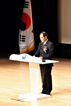 한국농어촌공사가 5일 나주 본사 아트홀에서 창립 111주년 기념식을 개최한 가운데 김인식 사장이 기념사를 하고 있다./사진제공=농어촌공사