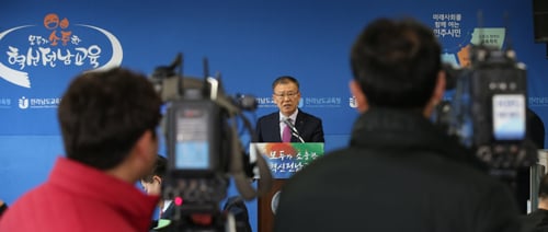 5일 전남도교육청 송용석 교육국장이 정부의 정시확대에 따른 대응 방안을 브리핑하고 있다./사진제공=도 교육청