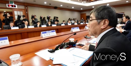 [머니S포토] 금융투자자 보호 강화 당부하는 윤석헌 금감원장