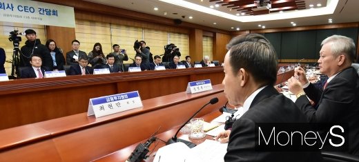 [머니S포토] '금융투자회사 CEO 간담회'서 발언하는 최현만 금투협 회장 대행