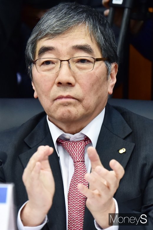 [머니S포토] 박수치는 윤석헌 금감원장