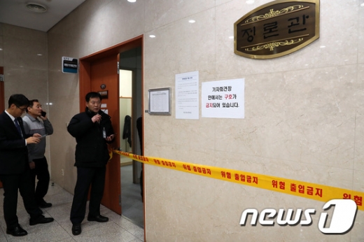5일 서울 여의도 국회 정론관에서 화재와 함께 연기가 발생해 소방당국이 현장을 막고 원인 추적에 나섰다. /사진=뉴스1