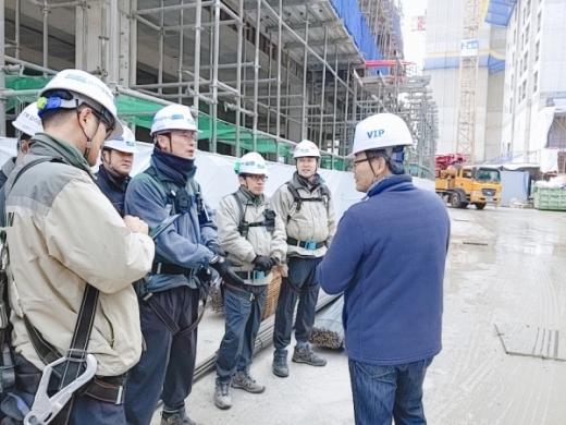 광명시가 동절기 한파와 폭설로 인한 사고를 사전에 예방하고자 관내 ‘재개발·재건축 공사현장 안전점검’을 실시했다. / 사진제공=광명시