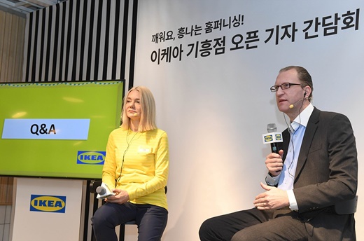 안예 하임 이케아 기흥점 점장(왼쪽)과 프레드릭 요한손 이케아코리아 대표. /사진=이케아코리아 제공