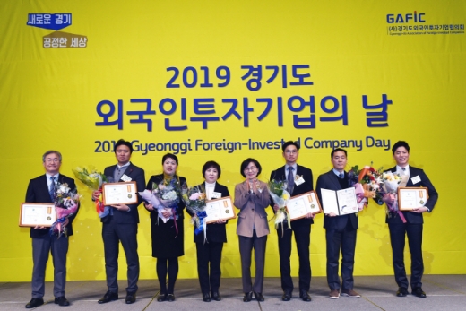 수원 라마다프라자 호텔에서 ‘2019년도 경기도외국인투자기업의 날’ 행사를 개최한 후 이화순(우측 4번째) 행정2부지사가 투자유치 유공자들에게 표창을 수여한 후 기념 촬영을 했다. / 사진제공=경기도