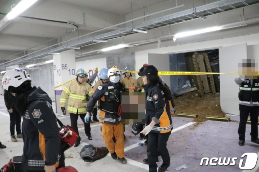 구조대원들이 포크레인과 함께 추락한 기사를 구조해 후송하고 있다. /사진=뉴스1(경기도소방재난본부 제공)