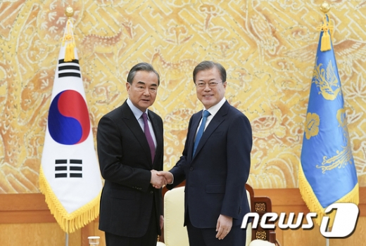 문재인 대통령(오른쪽)이 5일 오후 청와대에서 왕이 중국 외교담당 국무위원 겸 외교부장과 악수하고 있다. /사진=뉴스1(청와대 제공)
