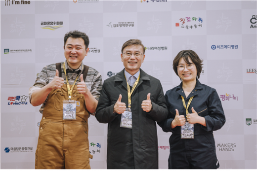 왼쪽부터 집행위원장 조성륜, 조직위원장 정하영(김포시장), 집행위원 김선아(사진제공=김포청소년영화제조직위원회