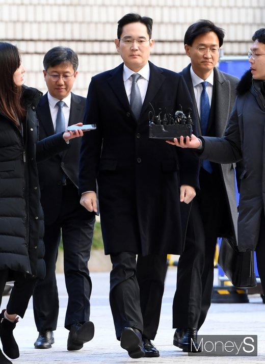 [머니S포토] 이재용, 파기환송심 3차 공판 출석