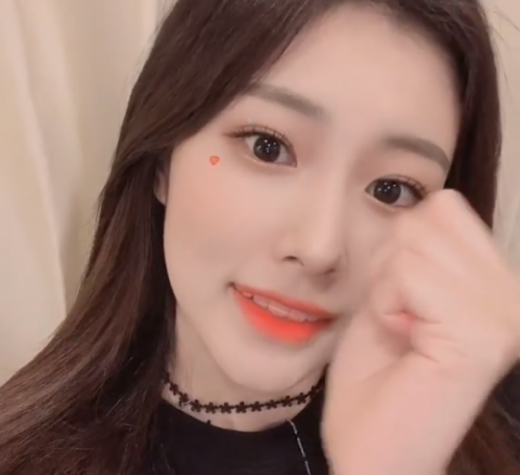 강혜원. /사진=아이즈원 인스타그램 캡처   
