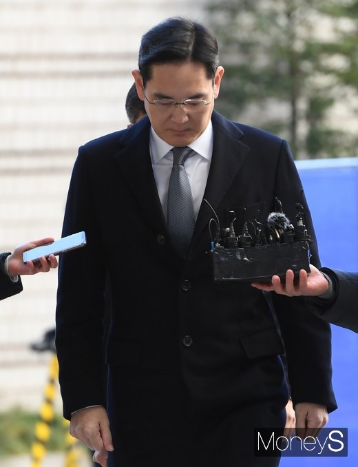 [머니S포토] 고개 숙인 이재용 부회장